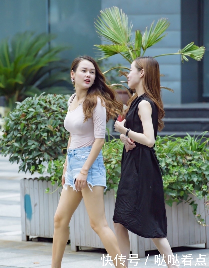 搭配|街拍:牛仔热裤小姐姐和黑色连衣裙美女,美丽的闺蜜二人组!