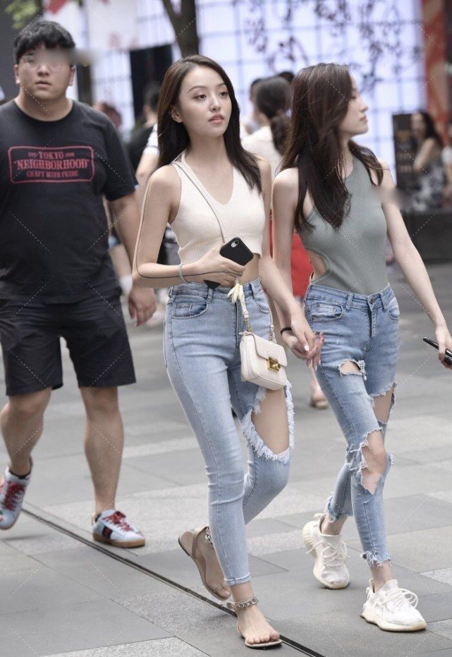 白色上衣 闺蜜俩逛街走乞丐风引人注目,白色上衣的“炫腹”搭配休闲又时尚