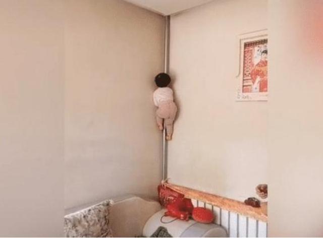 天花板|3岁萌娃“窜天猴”附体,沿暖气管爬上天花板,网友:惹不起