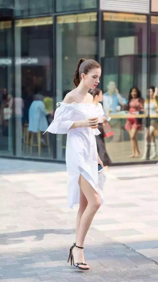 舒适|街拍小姐姐一件黑色半袖上衣宽松舒适,搭配白色短裤显得休闲风