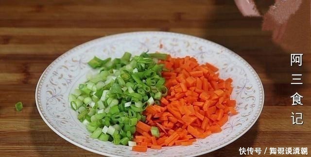 烙饼|玉米面里打2个鸡蛋，比吃肉还香，我家每次做一大盘，上桌就扫光