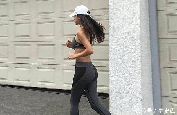 舒适|街拍:丰盈有韵味的美女娉婷婀娜,穿上打底裤性感曲线动人心弦