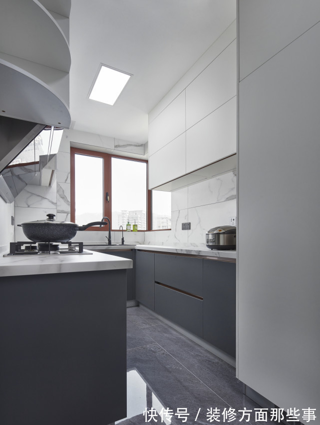 壁龛|200平现代风四居室,三层叠级的方式背景墙+内置壁龛很别致