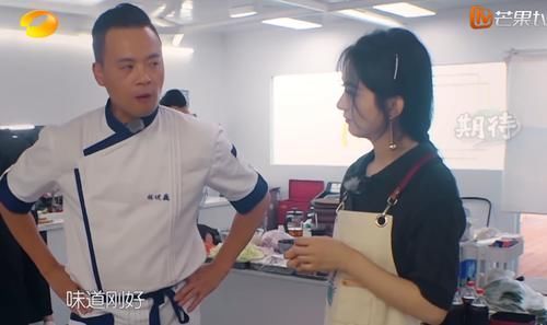 赵丽颖中餐厅下厨，看清她往菜里放了什么，网友表示这也太豪了吧