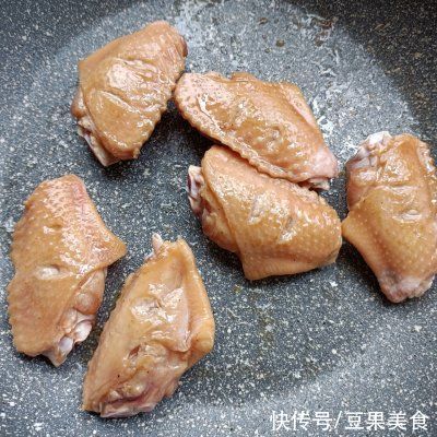 家常菜|#巨下饭的家常菜#金沙咸蛋黄鸡翅