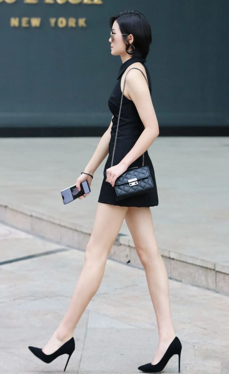 高跟鞋 黑色修身连衣裙,搭配一双尖头细跟鞋,其实搭配很简单