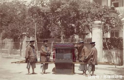 街头|清朝真实老照片:百姓街头拔牙,最后一张贵族女子在花园里闲聊!