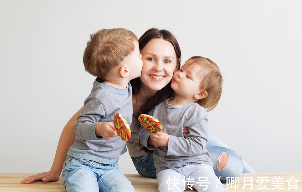 宝宝|保姆趁宝宝睡着时摆弄东西,宝妈看明白后泪目,选保姆重点看品行