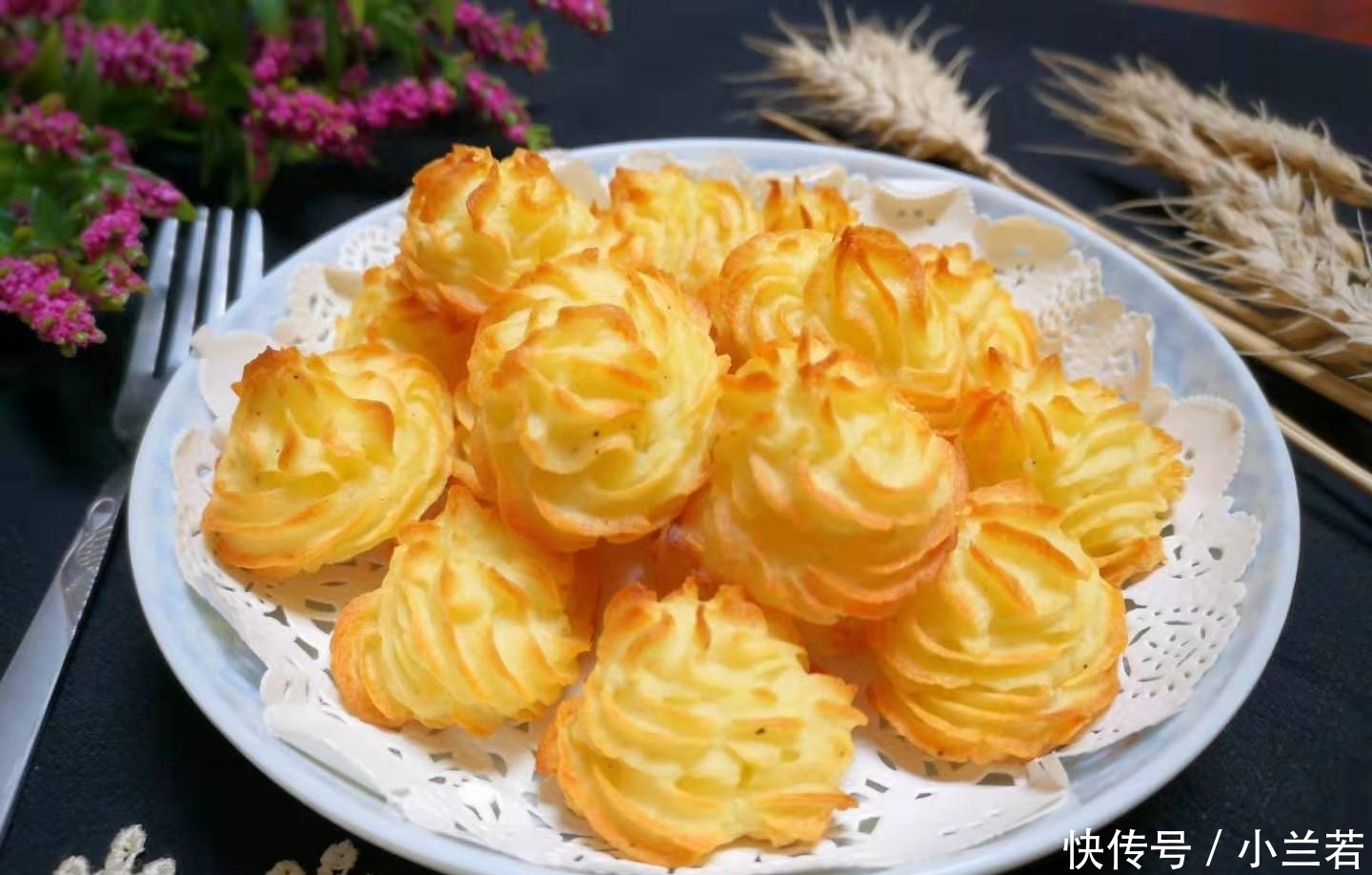 一个土豆,一个鸡蛋,做出的小吃,不油炸,外酥里嫩,孩子最爱!