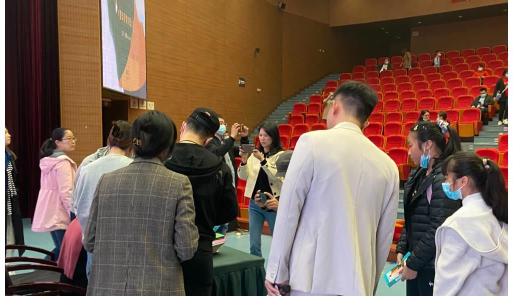 女生日记#著名儿童作家杨红樱来渝分享“童年阅读的意义”