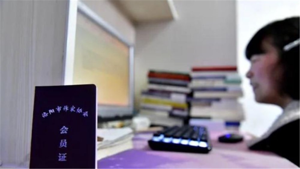  脑瘫|脑瘫女孩咬木棍写小说，十年用嘴敲出200万字，作协：破格吸收