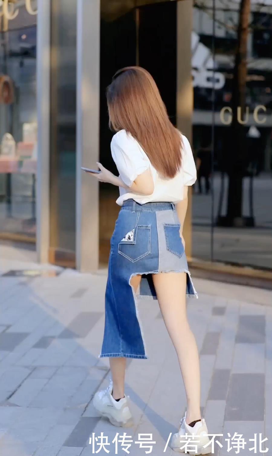 夏日不仅要追求清凉感，造型感也很重要，试试牛仔裙＋雪纺衫吧