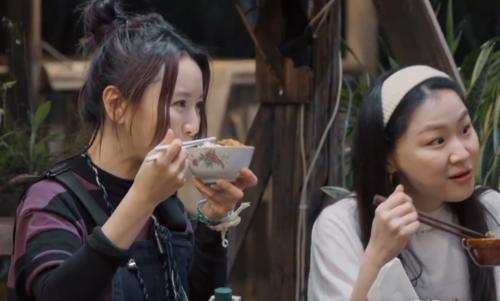 張藝興|張藝興當(dāng)主廚做飯，味道好不好？鏡頭掃到桌上后，真相藏不住了