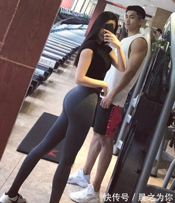 美女 紧身打底裤的搭配给人小鸟依人的感觉,更显优雅!