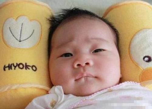 “睡枕头”和“不睡枕头”的宝宝，10年后差距很大，家长别忽视