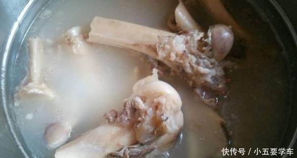 无论炖什么骨头汤,加水炖之前都要多加这1步,汤汁浓白似牛奶!