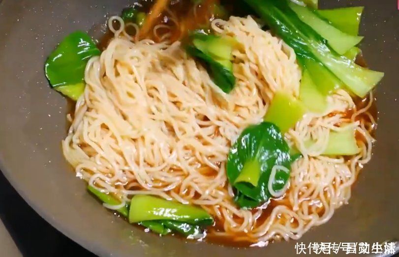 做法|面条简单又好吃的做法,6分钟就搞定,比牛肉面还香,上桌都说香