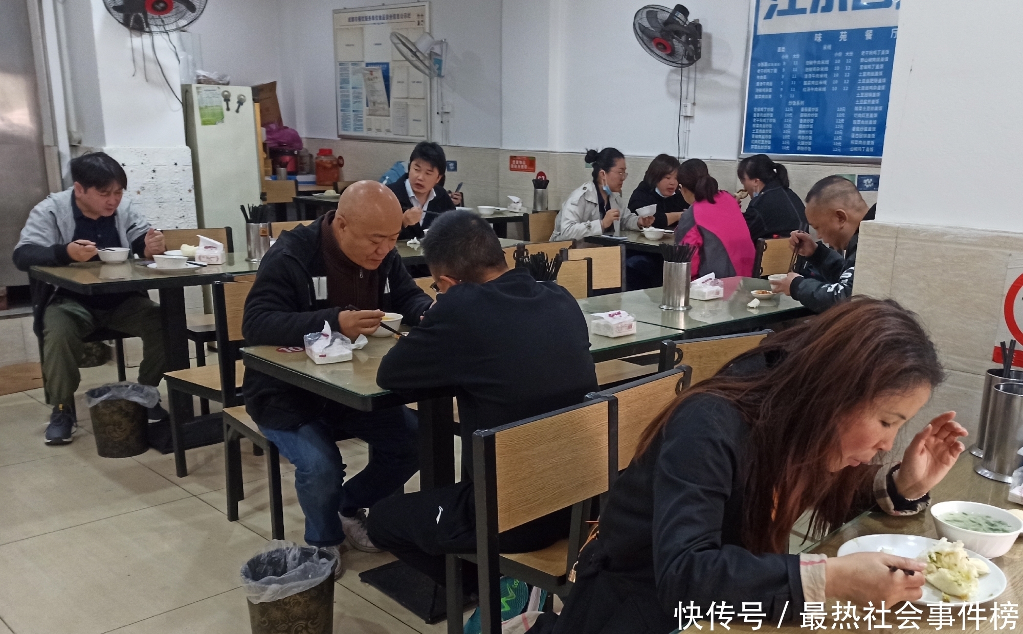 油条|这家卖炒菜的馆子兼修包子馒头豆浆油条,清早生意就在人堆里发酵