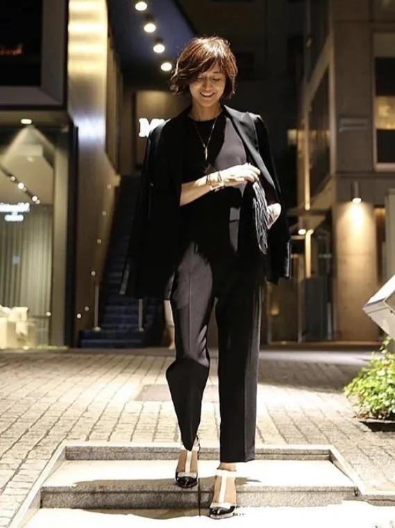 西装 日本高人气博主太会穿,50出头依旧优雅高级,早秋穿搭圈粉无数
