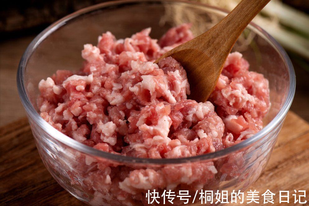 馄饨要想好吃,肉馅是关键,要想肉馅鲜嫩多汁,切记多放2味料