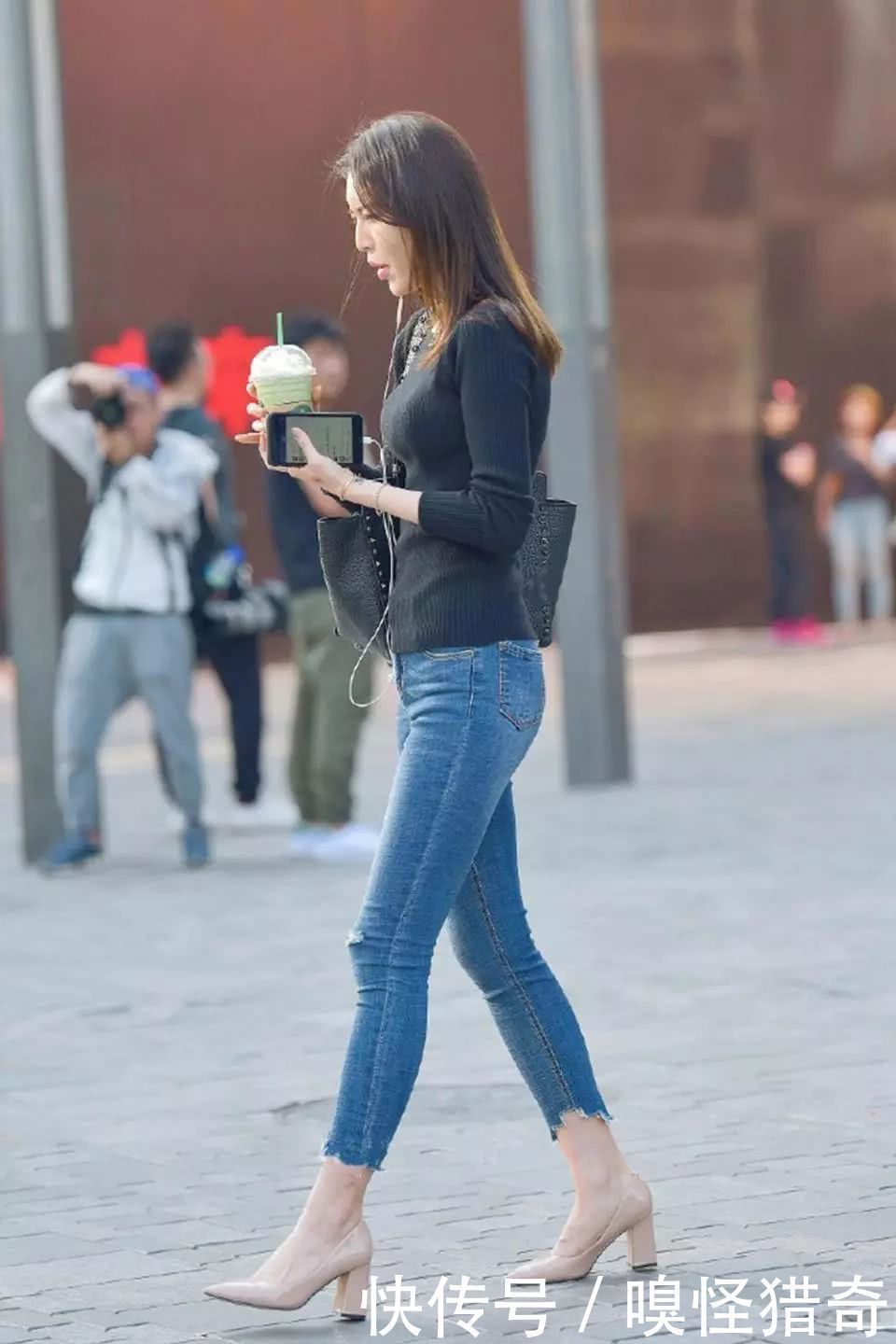 街拍美女：小姐姐长发飘飘，紧身牛仔裤搭配紧身线衣真的很美