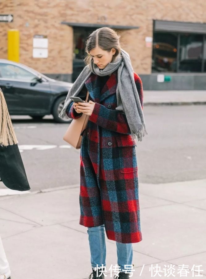 大衣+围巾=冬日最强搭配!温暖时髦、超显脸小,不穿你就真输了