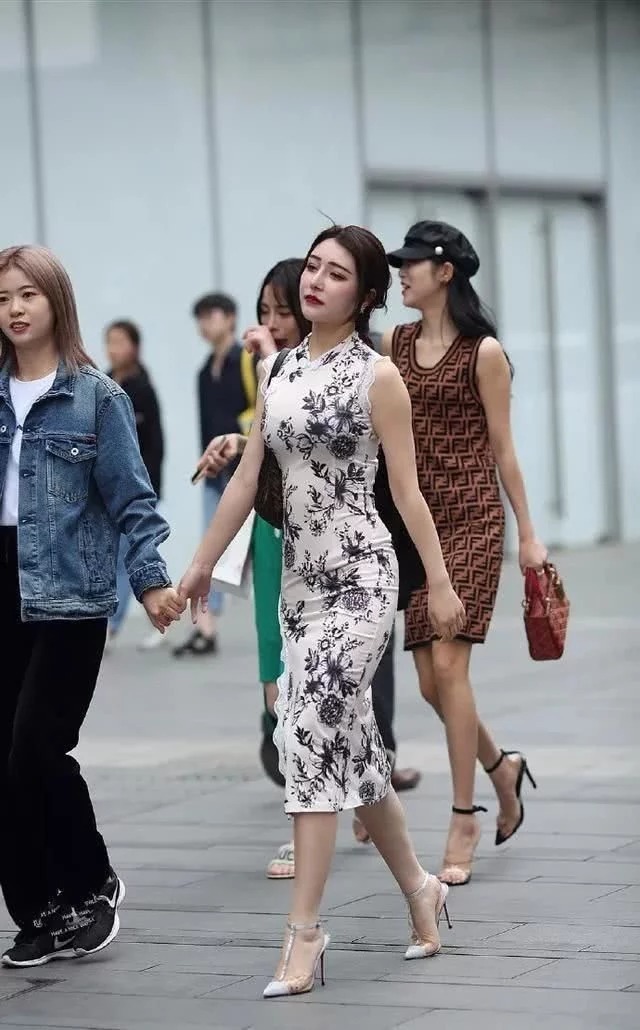 街拍:温柔可人的美女,白色上衣+紧身牛仔裤,肤白貌美令人心动