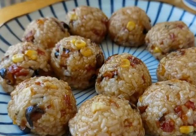 糯米别包粽子了,加2块钱饺子皮,比粽子还好吃,上桌家人抢着吃