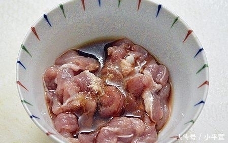 酒来腌制|猪肉怎么炒才不柴酒席大厨教你一招,炒好的猪肉又嫩又滑