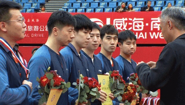 山东鲁能队|刘国梁为恩师颁奖!秦志戬气冲冲狠瞪王楚钦,马龙太憋屈摘下银牌