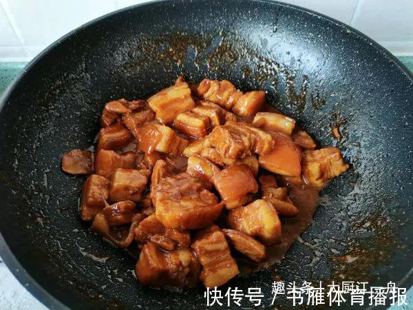 猪皮|做红烧肉,最忌焯水和用水炖了,教你一招,肥而不腻,太解馋了