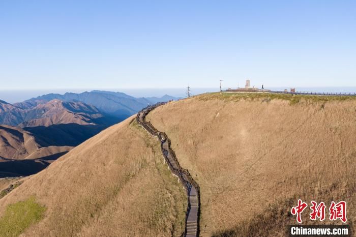 高山|航拍江西武功山高山草甸 阳光下熠熠生辉