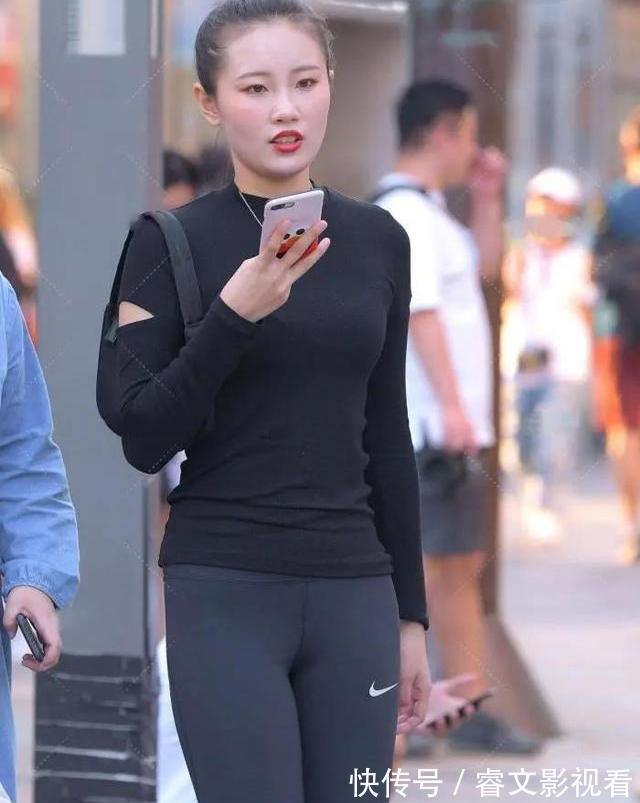 运动装 半透明的面纱拼接于深灰修身裤,所展现的青春性感是如此惊艳