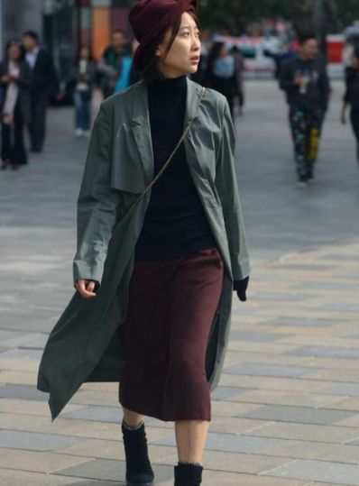 身材苗条|街拍:图四米白色的连衣裙,身材苗条,这样的小姐姐很迷人