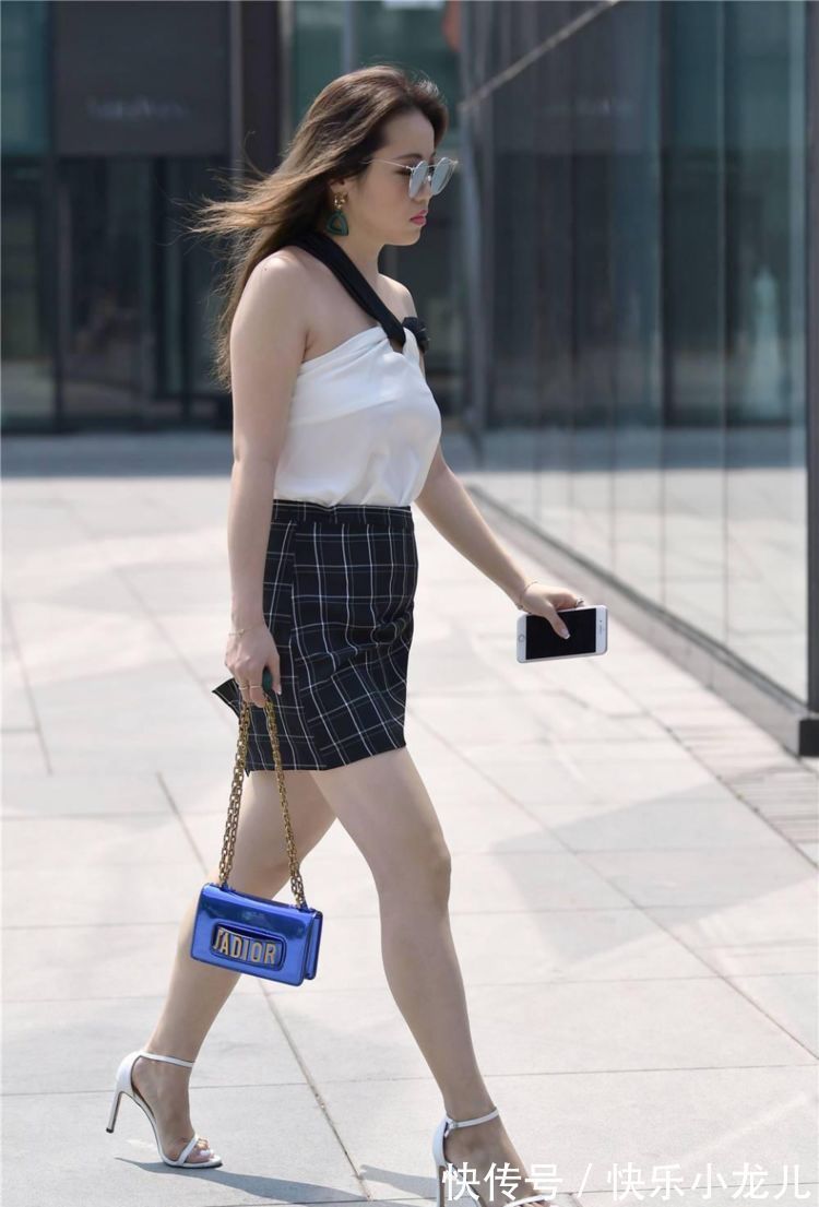 漂亮 漂亮的女生穿出漂亮的美,这种美充满了个性的主张,洋溢年轻活力