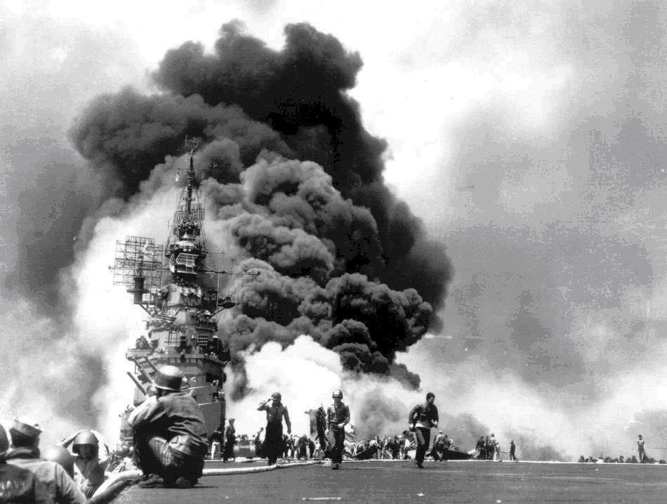 美国|冲绳岛战役,一个小女孩举着白旗向美军投降,她后来怎么样了?