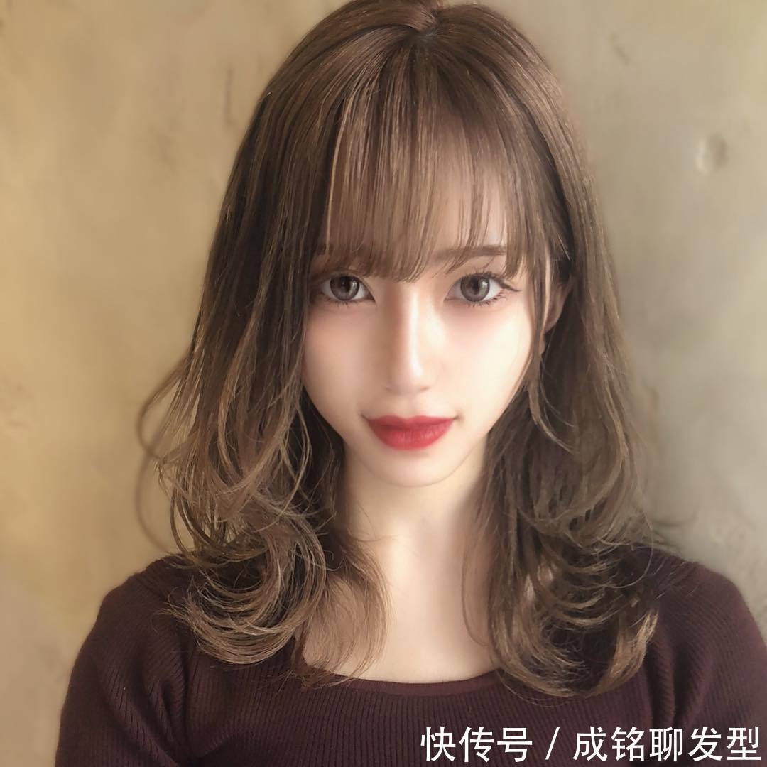 柔卷 换来换去,还是“锁骨烫”时髦,今秋流行的八款发型显脸小又减龄