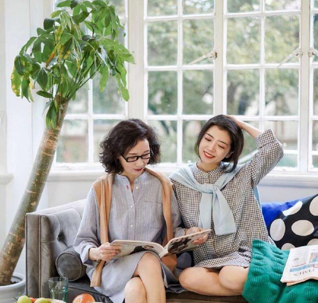 女人上了年纪,穿衣打扮尽量避免这4种“老龄色”,显老还掉档次