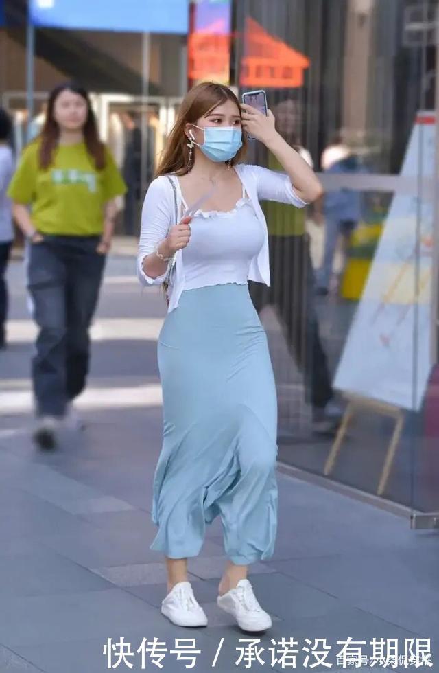 半身裙|年轻女孩真会穿,“半身裙+小白鞋”,时髦又显青春活力!