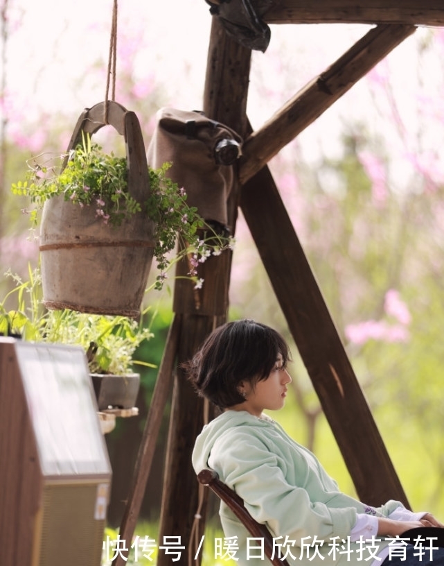 张子枫种树被嘲“划水”,谁注意她衣角上痕迹,是对男嘉宾的尊重