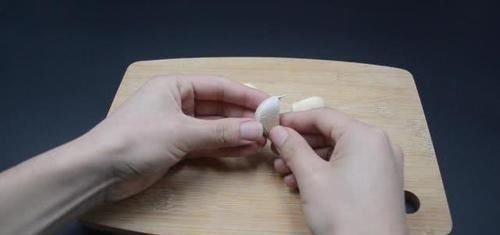 红糖|红糖加大蒜泡水喝,作用真厉害,解决了男性朋友的困扰,快试试吧