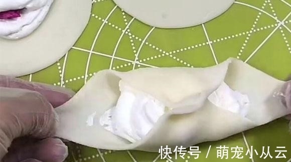 做它无需烤箱，蒸熟包上馅就能吃，咬一口爆浆还拉丝，比面包好吃多了