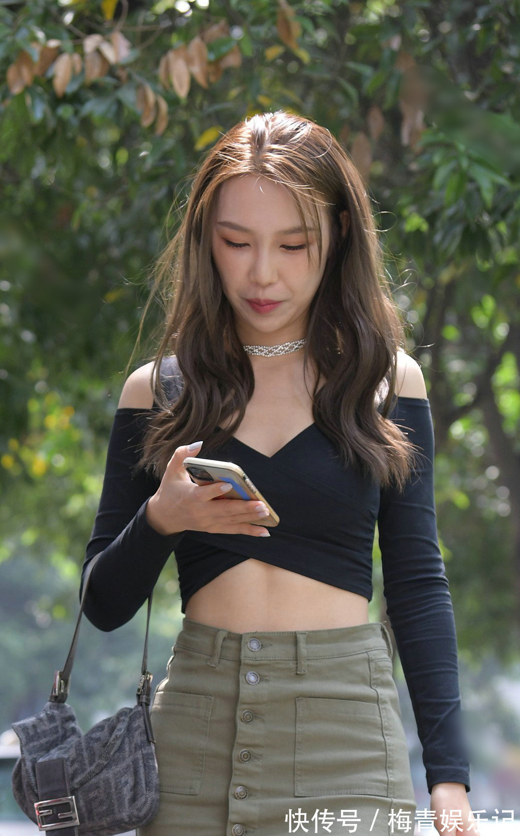 用力过猛 微胖型身材,利用黑色穿出显瘦的美,配上牛仔裤简约修身