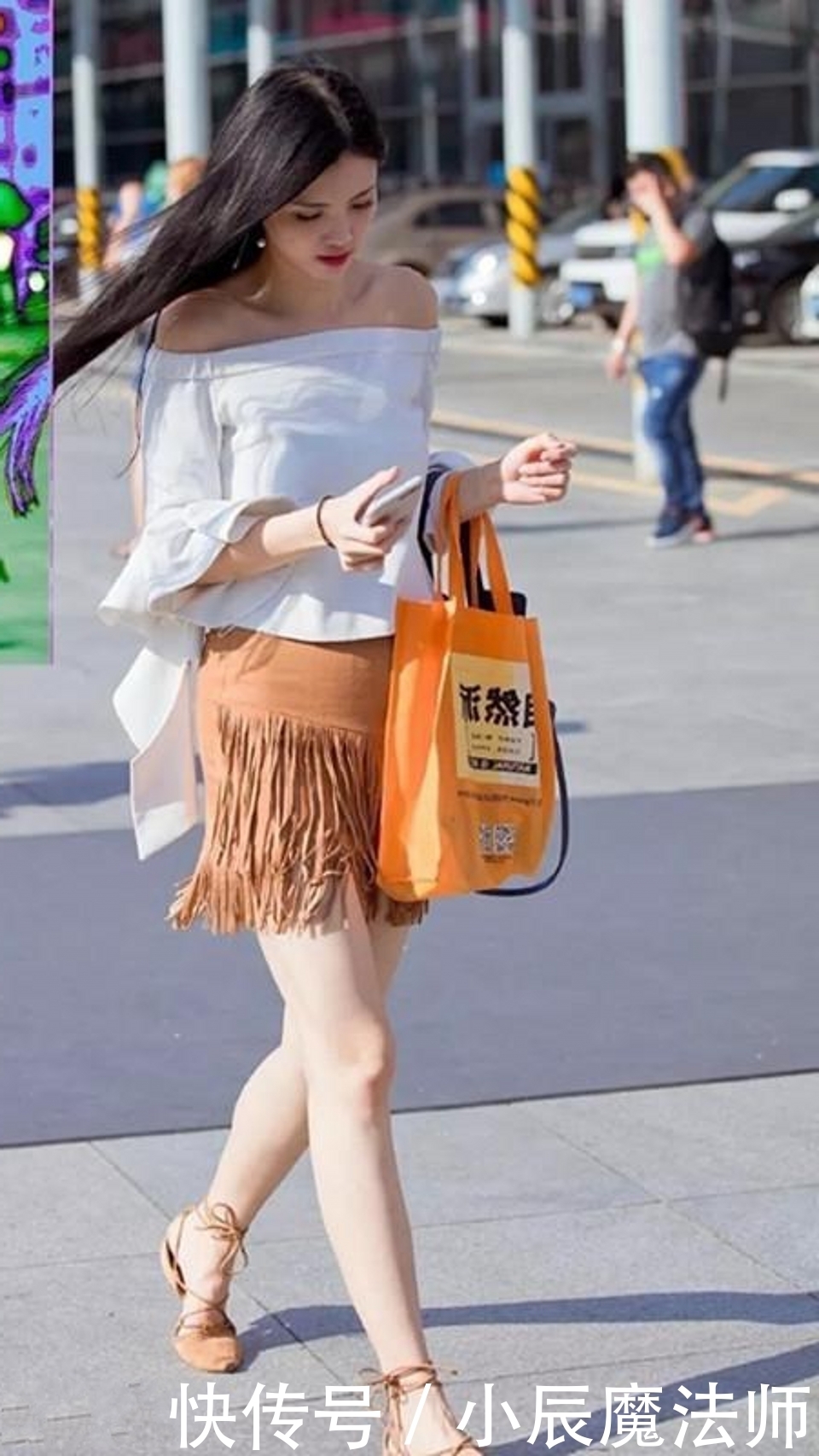 路人街拍,小姐姐休闲衬衫搭配牛仔热裤,潮流范十足