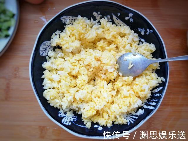 小窍门|你做的蛋炒饭总粘连教你1个小窍门,色泽金黄颗粒分明