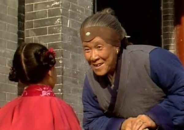 小姐们$《红楼梦》中最聪明的人是刘姥姥：卑微的身份，高洁的灵魂