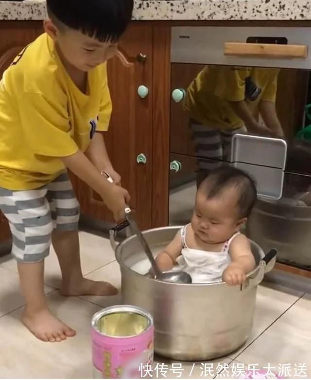 妈妈|妈妈刚离开,哥哥就把弟弟放锅里,回来时高汤都熬好了