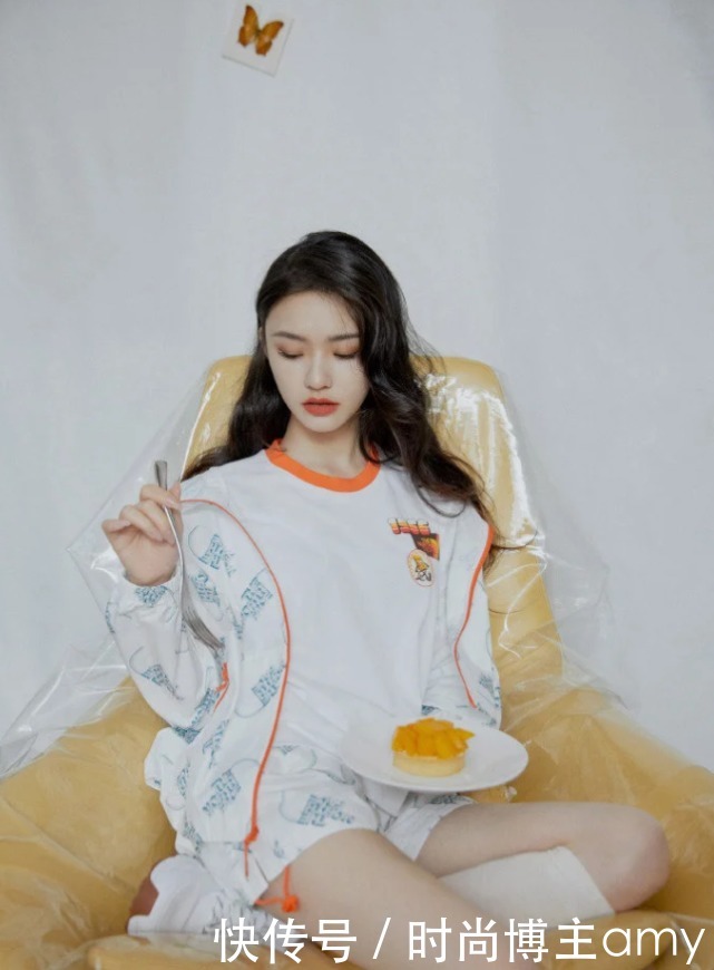 拉进黑名单的“死亡白袜”,却被林允穿出高级感,秀出漫画腿太撩了