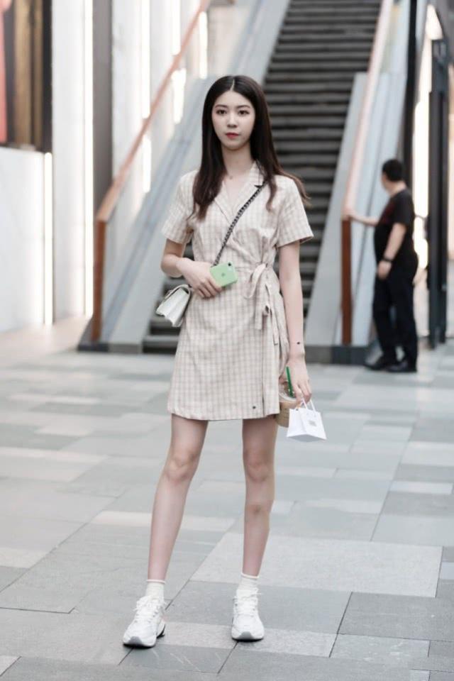 高跟鞋 清新甜美的时尚小姐姐,连体裤搭配高跟鞋,充满时尚气息与活力