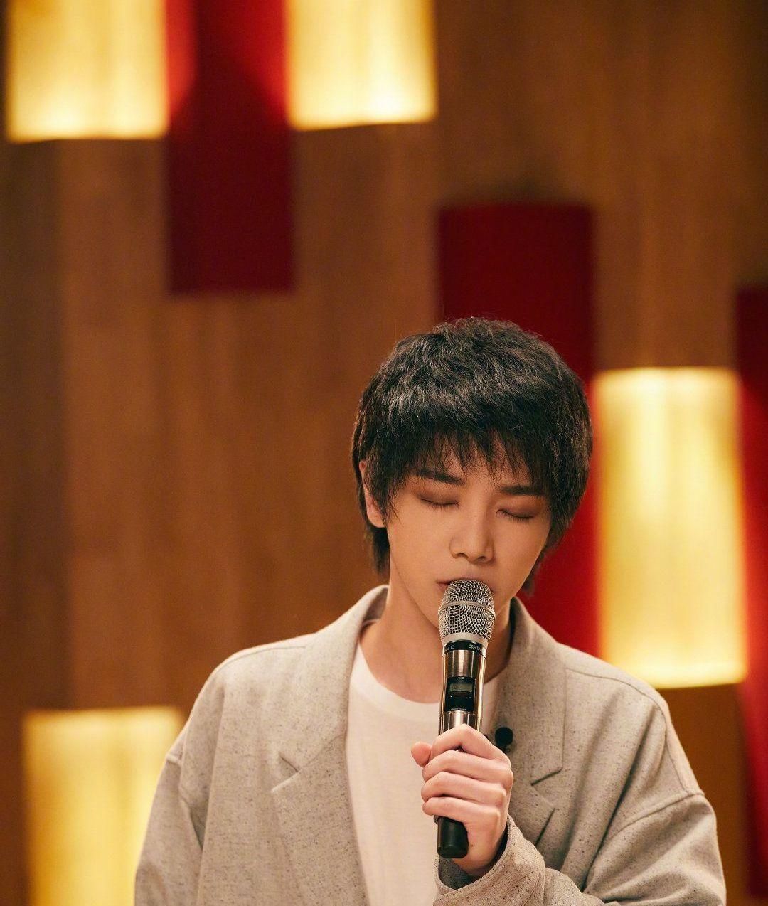 黄霄云|华晨宇、周深、米希亚形成分水岭,《歌手》舞台逐渐开始划分档次